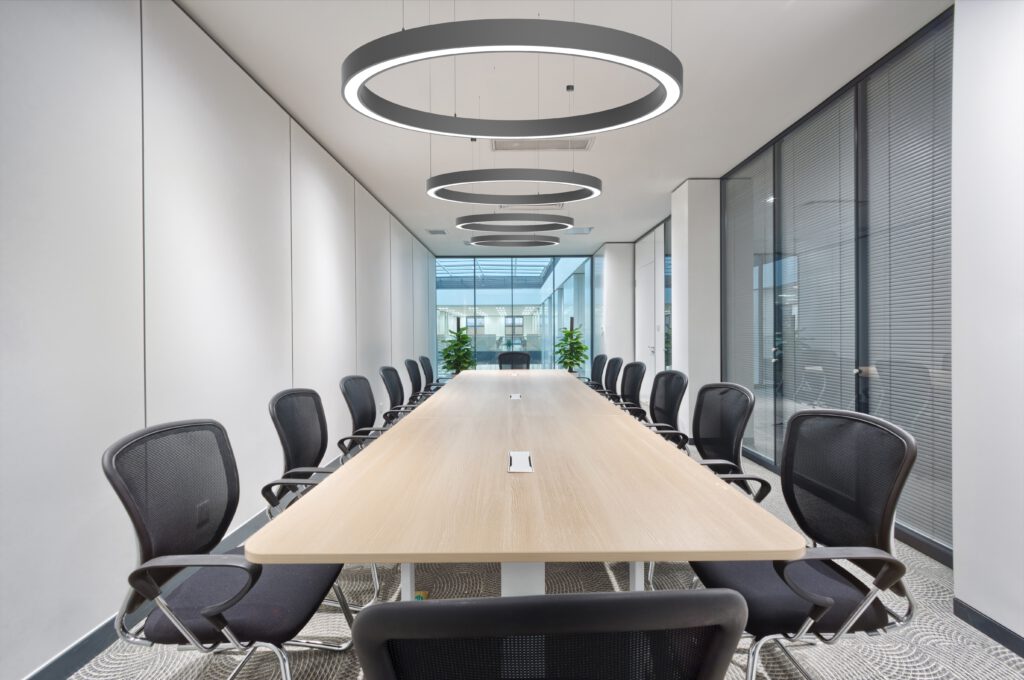 LED Ringleuchten im Konferenzraum – Maßanfertigung von D-Design GmbH