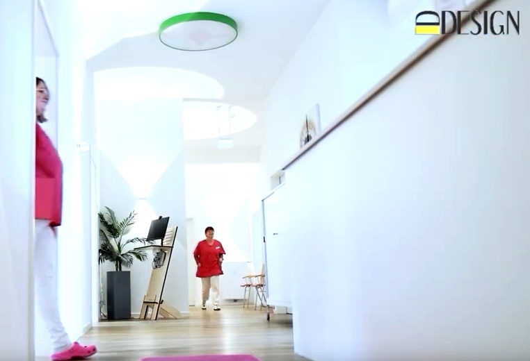 Moderne Arztpraxis mit LED-Deckenleuchten für hygienische, helle und patientenfreundliche Raumbeleuchtung