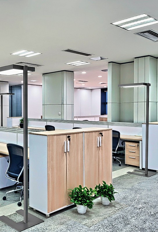 Helles modernes Großraumbüro mit LED-Stehleuchten und blendfreier Arbeitsplatzbeleuchtung